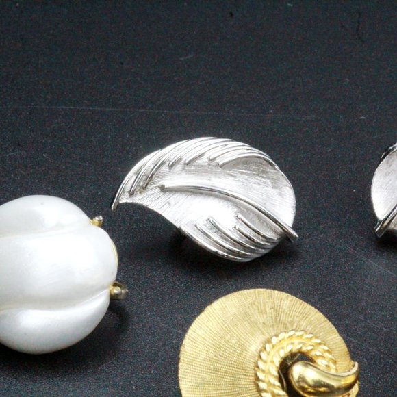 Crown Trifari Signed Designer High End Faux Pearl Enamel Silver Gold Plate Clip - Picture 8 of 11